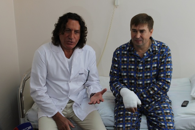 Десять часов хирурги в Челябинске пришивали мужчине руку