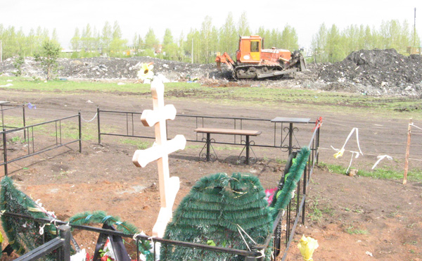 На Успенском кладбище в Челябинске выросла свалка