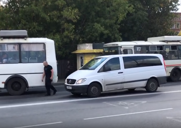 В Кургане водители автобусов устроили драку на остановке (видео)