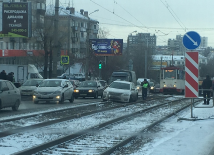 В Челябинске водитель Nissan сбил школьника и вылетел на трамвайные рельсы