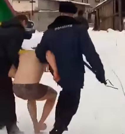 В Свердловской области голый наркоман заставил жильцов спрыгнуть с балкона