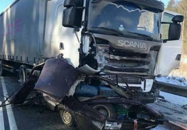 В страшном ДТП с фурой в Прикамье погиб водитель легковушки