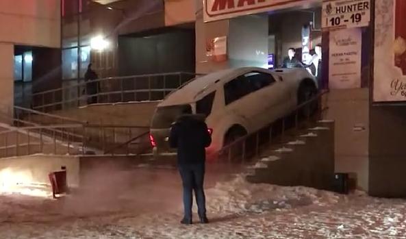 Пьяный водитель «Мерседеса» пытался заехать в челябинский бар на внедорожнике. Видео Пьяный водитель «Мерседеса» пытался заехать в челябинский бар на внедорожнике. Видео