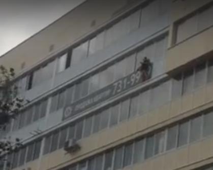 В Челябинске мужчина разбился, сорвавшись с карниза 8 этажа 