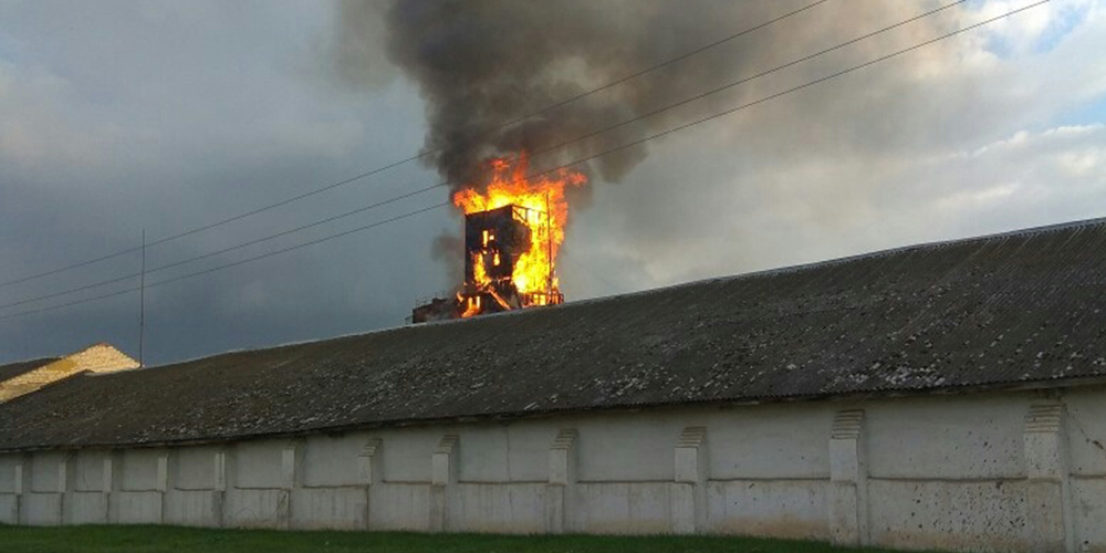 Пожар уничтожил заброшенный элеватор в Челябинской области. Видео