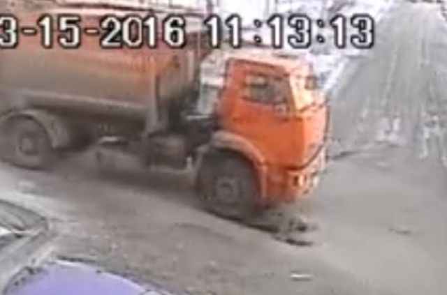 Наезд мусоровоза на старушку в Челябинске попал на видео
