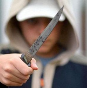 В Златоусте молодой мужчина напал на полицейских с ножом
