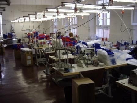 В цехах коркинской швейной фабрики снова стрекочут швейные машинки
