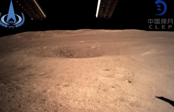Опубликованы первые в истории снимки из кратера обратной стороны  Луны
