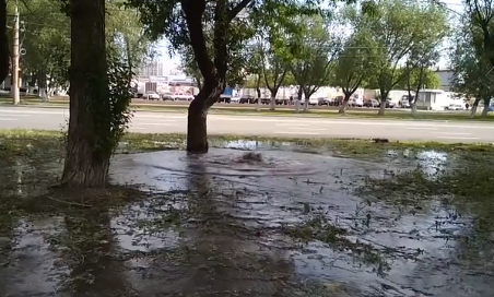 В Челябинске из-за коммунальной аварии затопило улицу Братьев Кашириных (видео)