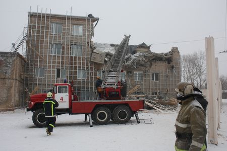 Два этажа здания обрушилось 15 марта на территории таксопарка в Челябинске