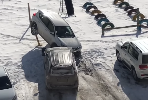 В Катав-Ивановске муж на джипе разбил авто жены на 8 марта