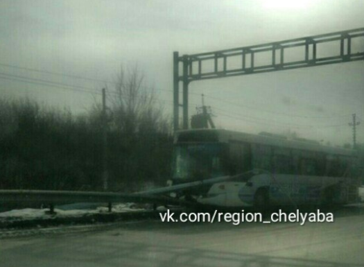 В Челябинске автобус врезался в отбойник по пути из аэропорта