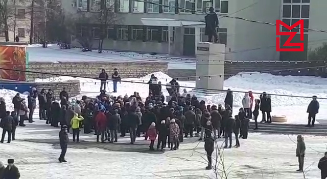 Более 200 чебаркульцев собрались на митинг в поддержку главы Чебаркуля. Видео