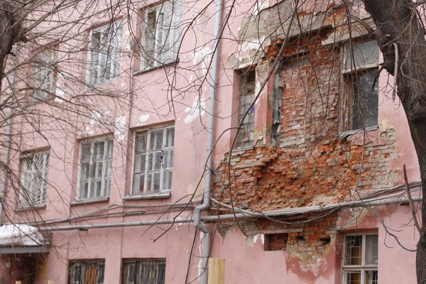 В Челябинске из стены бывшего общежития начали выпадать кирпичи