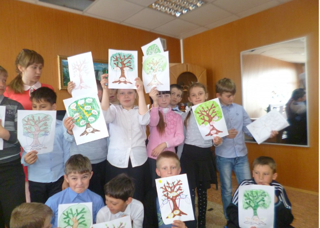 В Катав-Ивановске дети создали своими руками "Семейное древо"