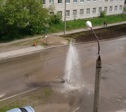 В Перми из люка канализации два часа бил фонтан (видео)