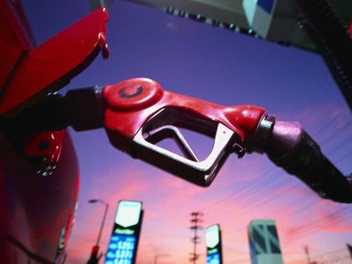 Бензин дорожает, заправки процветают