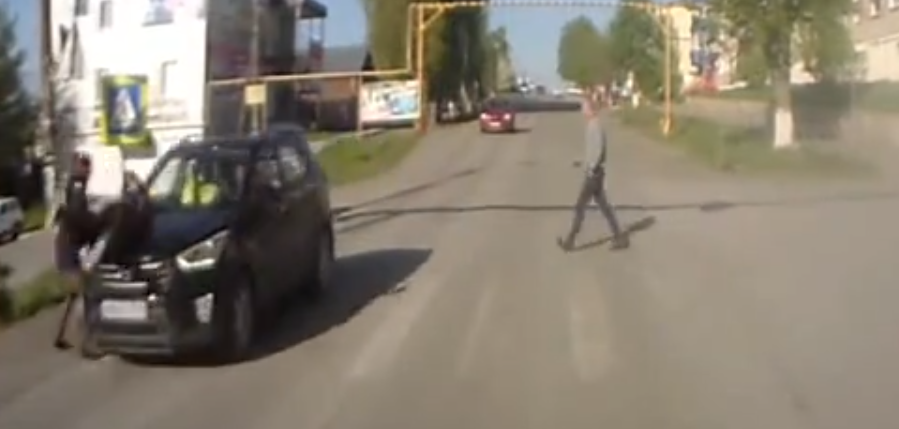 В Челябинской области пенсионер сбил девочку на пешеходном переходе. Видео