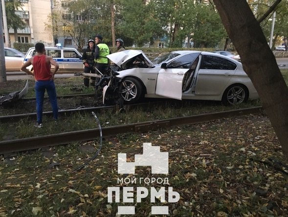 В Перми лихач на BMW врезался в столб, уходя от полиции