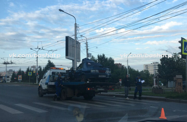 В Уфе водитель разбился насмерть об эвакуатор