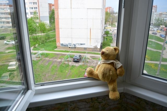 В Челябинске из окна многоэтажки выпал ребёнок
