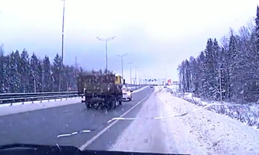 На Восточном обходе Перми грузовой автомобиль протаранил такси