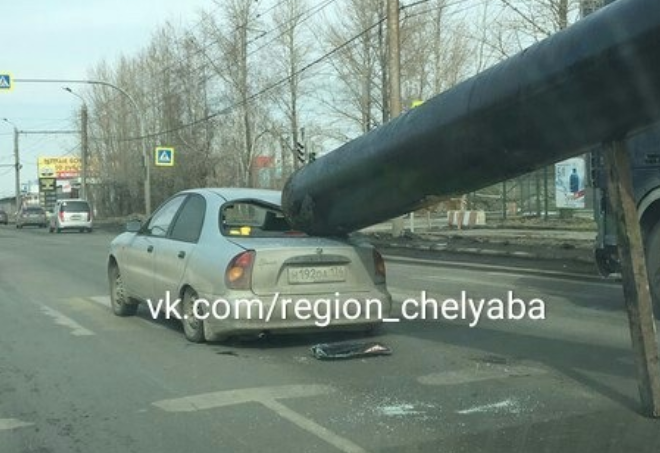В Челябинске вылетевшая из грузовика труба вонзилась в легковушку