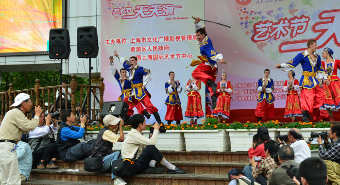 Сегодня утром челябинский ансамбль танца «Урал» вернулся из двухнедельной поездки в Китай