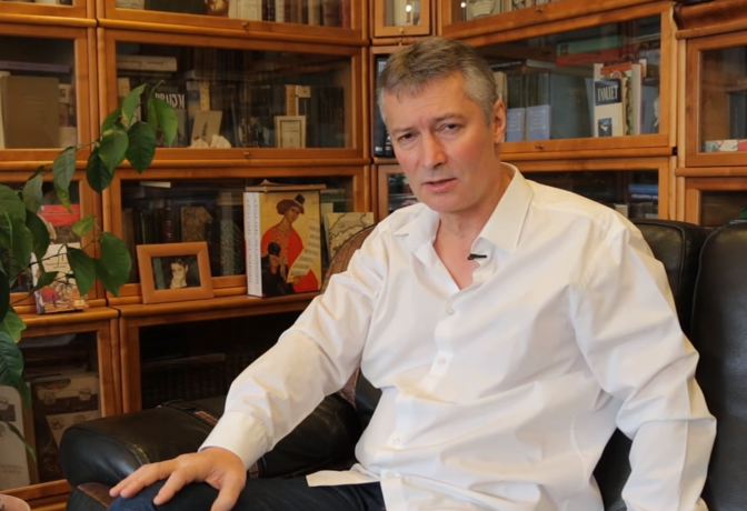 Ройзман заявил, что подписи для Собчак и Путина собирают одни и те же люди Ройзман заявил, что подписи для Собчак и Путина собирают одни и те же люди