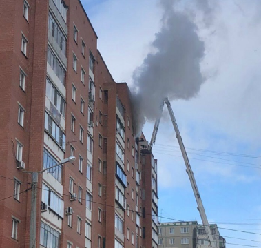 На северо-западе Челябинска в многоэтажке загорелся балкон