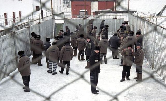 500 заключенных челябинской колонии строгого режима №2 на полдня устроили голодовку, требуя объективного расследования смерти чеченца в ШИЗО