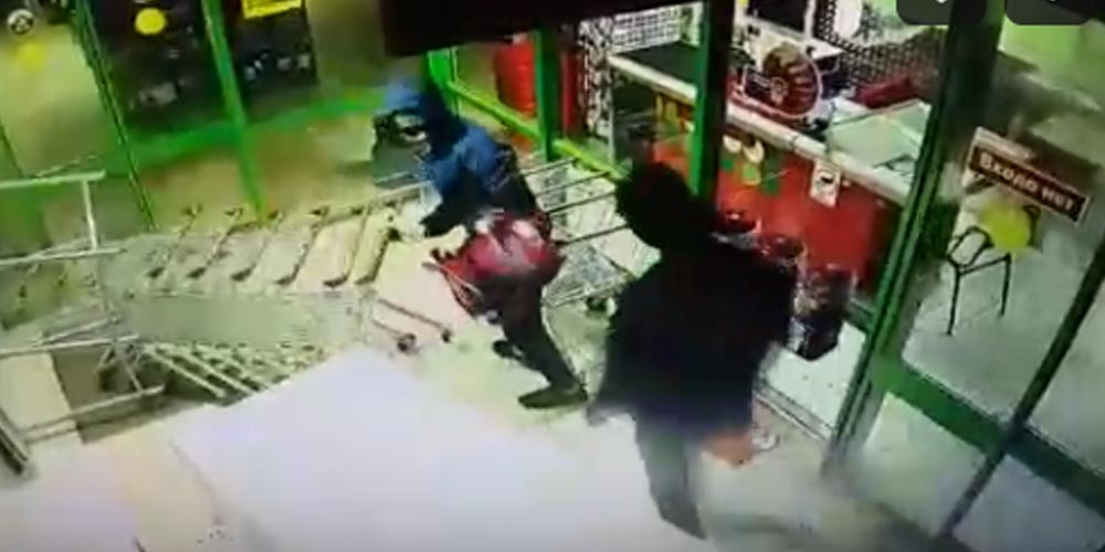 «Все крушили на своем пути». Дерзкое ограбление магазина в Челябинске попало на видео
