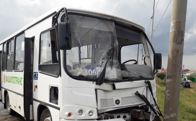 В Башкирии пассажирский автобус №106 врезался в столб