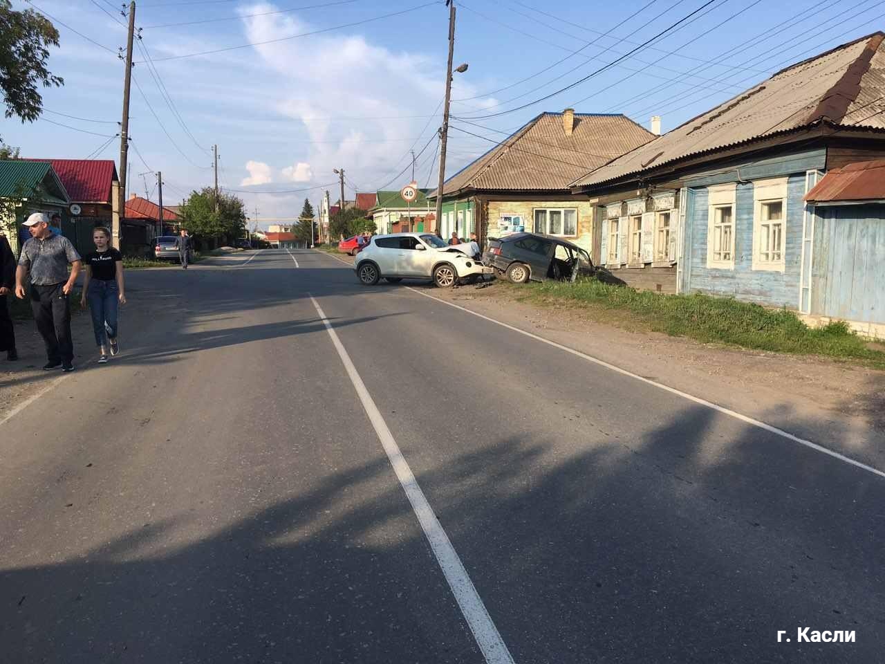 Легковушка въехала в жилой дом в Челябинской области