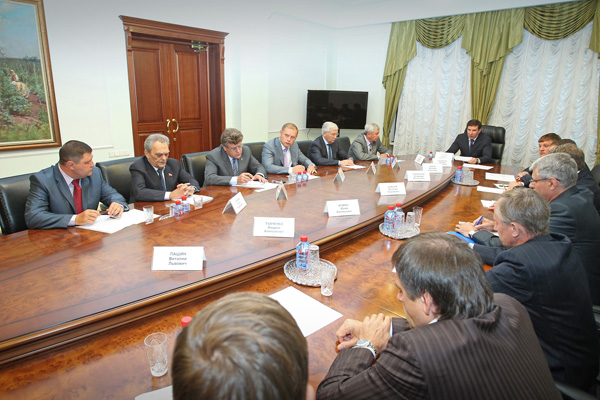 Губернатор Михаил Юревич встретился с лидерами реготделений политических партий