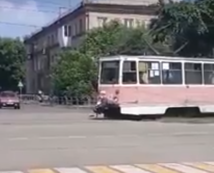 В Магнитогорске пенсионерка атаковала трамвай (видео)