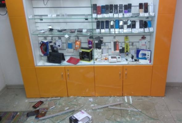 В Екатеринбурге трое грабителей напали на салон сотовой связи