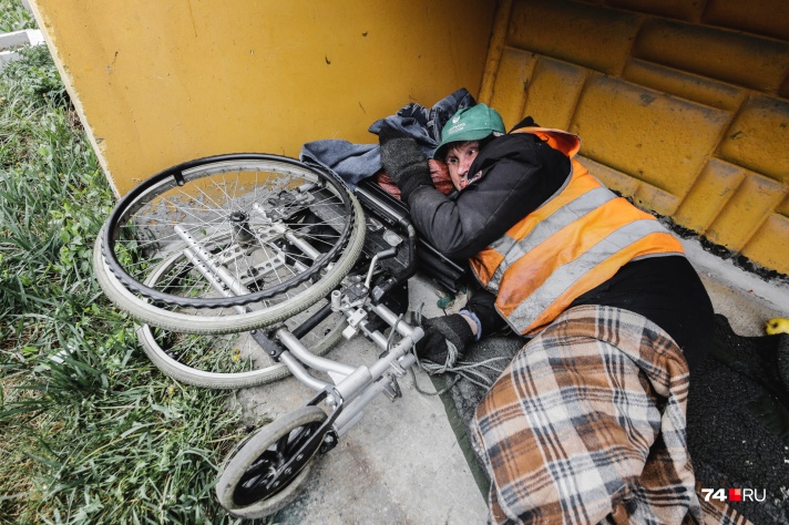 В Челябинске под балконом многоэтажки поселился инвалид-колясочник 