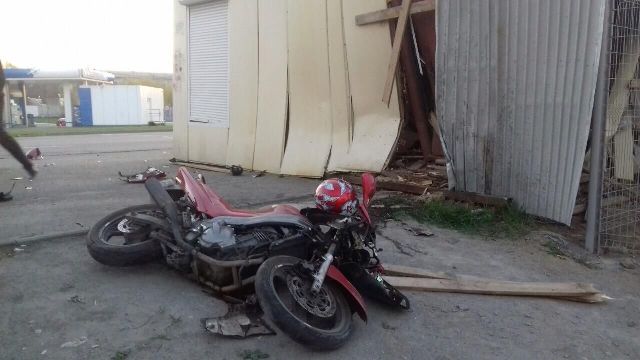 В Челябинске мотоциклист на «Кавасаки» влетел в киоск