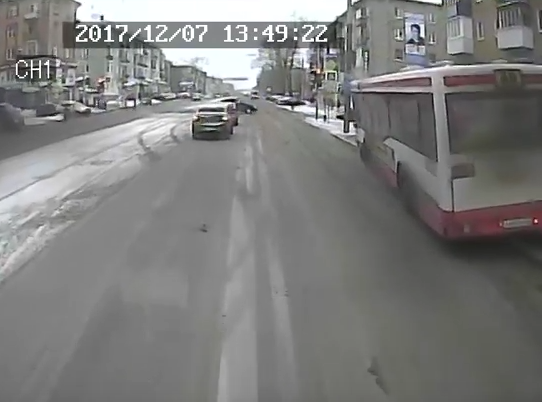 В Перми на улице Мира автобус врезался в остановку В Перми на улице Мира автобус врезался в остановку