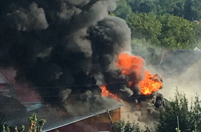 В Чебаркуле из-за взрыва газа сгорел дом