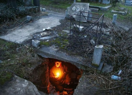 В Зауралье бомжа, живущего на кладбище, задержали с наркотиками