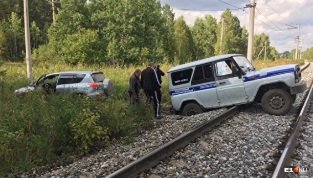 Неудачная погоня полиции за «черными лесорубами» задержала поезд в Свердловской области (ФОТО)