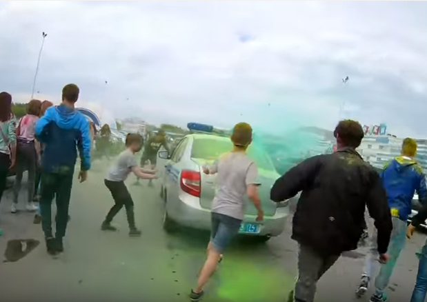 На фестивале красок в Челябинске подростки напали на авто полиции (видео)