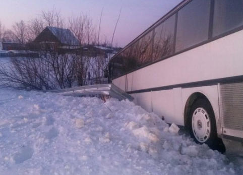 Под Златоустом пассажирский автобус вылетел в кювет