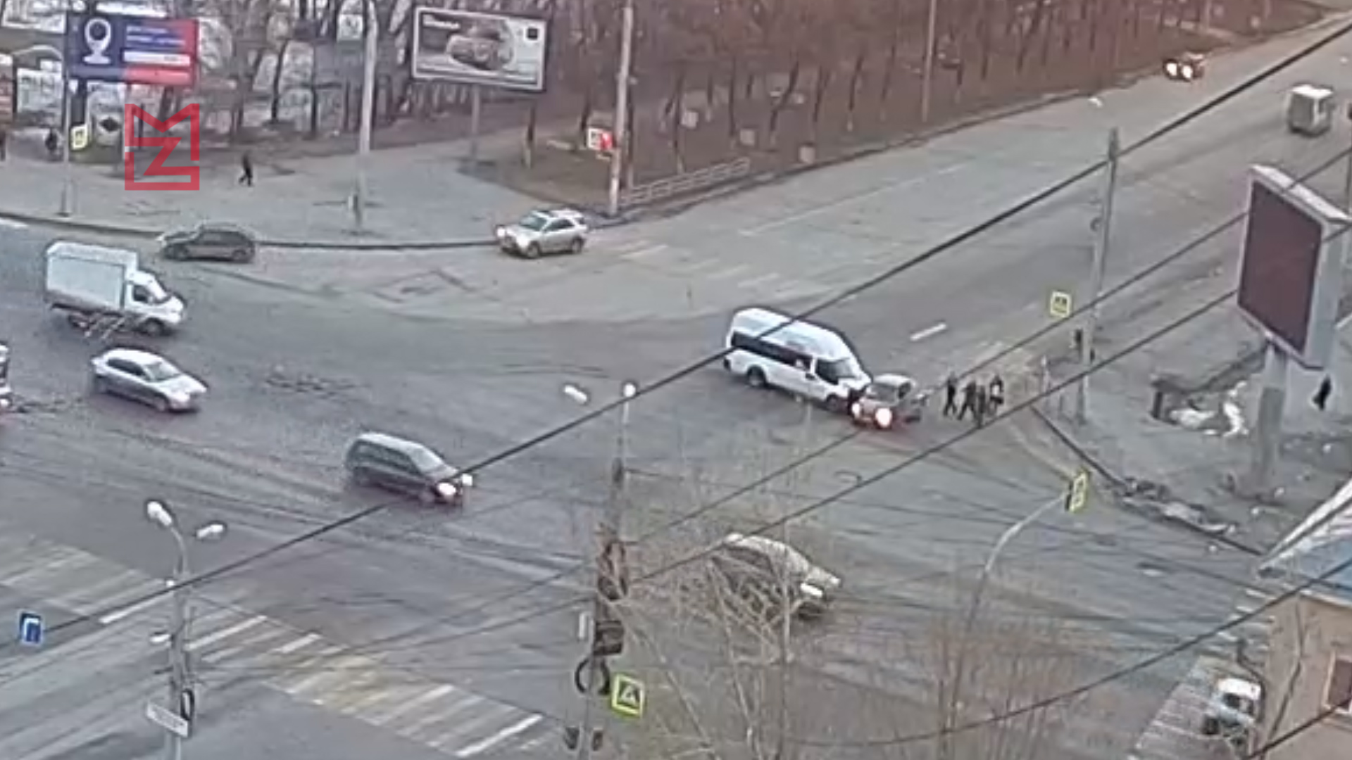 «Схватился за голову и упал». Маршрутка протаранила легковой автомобиль в Челябинске. Видео