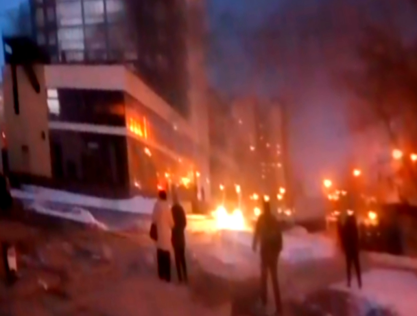 В Челябинске загорелся первый этаж ЖК "Король Плаза"