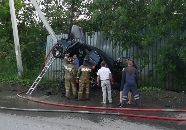 В Златоусте пожарные тушили повисший на столбе автомобиль. Видео