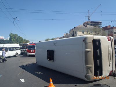 В перевернувшейся маршрутке в Челябинске пострадало шесть человек